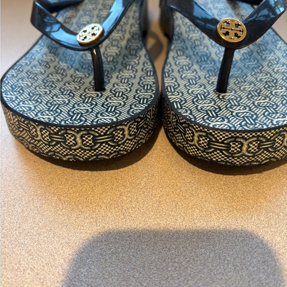 EUC Tory Burch Blue & White Geometric Patterned Wedge Slip On Flip Flop Sandals - Picture 3 of 6